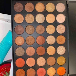  - En Morphe palett (35OS) med skimriga skuggor! Använd till en tillställning i vintras men skuggorna är i princip bara swatchade! Frakt tillkommer. 