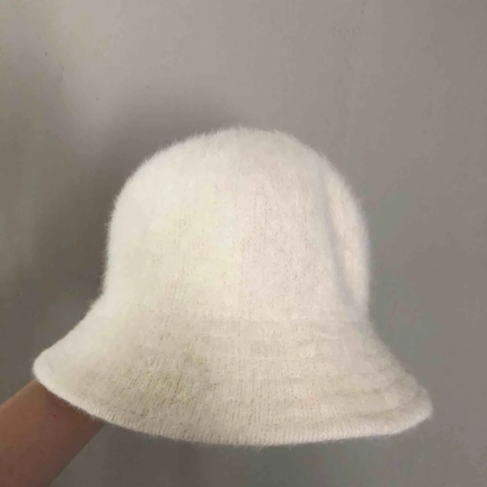 Hej😁 en skit cool hatt aldrig använt av mig dock köpte jag den på myrorna för 120kr och säljer den nu för 50kr. Den är ganska liten i storleken, säljer för den ej kommer till användning tyvärr.💕. Accessoarer.