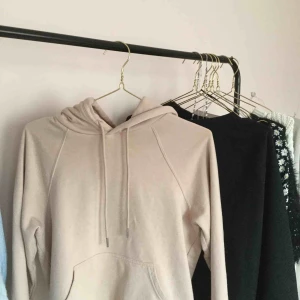  - Fiin beige hoodie , fint skick använd 2ggr☺️