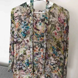  - Rodebjer Elliot Flower dress, strl S i mkt fint skicka, inget att anmärka på. Andra bilden tagen från Google för att bättre visa passformen. Kan mötas i. Malmö eller skicka spårbart med posten,då tillkommer porto. Betalning via Swish.