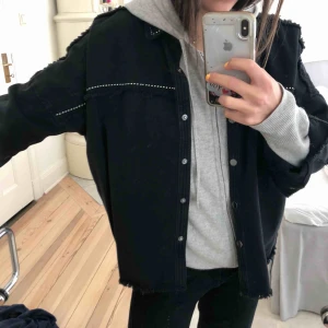  - Säljer denna ascoola jacka från Zara.👩🏽‍🎤 Jackan är i XS men är väldigt oversized så skulle därmed till och med kunna passa en M beroende på hur man vill att den ska sitta. Kan mötas upp i sthlm annars får köpare stå för frakten!🌸