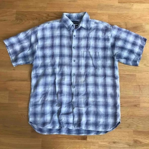  - T-shirt skjorta köpt second hand!