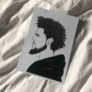  - J Cole print av en independent artist. Original pris 200. Storlek A5