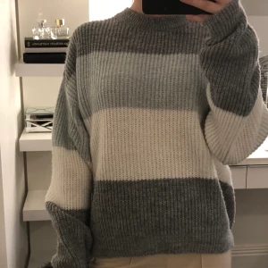 Fin stickad tröja från NAKD - En fin stickad tröja från NAKD. Den är nästan aldrig använd så i fint skick! Storleken är S. Betalas via Swish, priset är inklusive frakt!😊