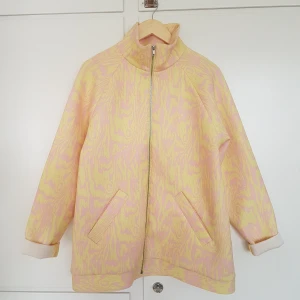 Jacka i scuba-tyg - Härlig jacka i scubatyg, skön och perfekt på våren! Har några år på nacken mem är i väldigt fint skick, sparsamt använd.