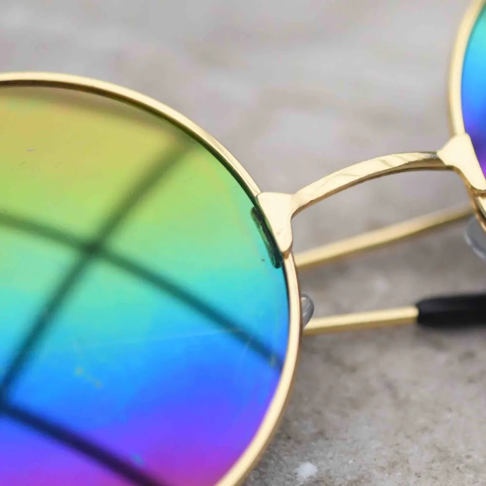 Solglasögon i alla möjliga fina färger!!! Passar perfekt till vår& sommaroutfiten tillsammans med jeansjackan 👖🧥  . Accessoarer.