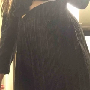 Byxor - Jättecoola byxor för 599kr från & other stories! Aldrig använda då dom är lite för stora för mig :( Perfekts till sommaren då dom är väldigt luftiga och svalt material. Skriv för fler bilder 