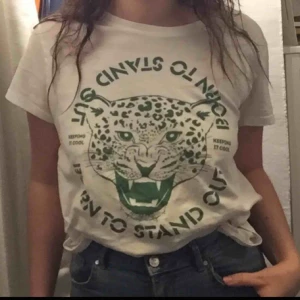Leopard t-shirt - Jättefin T-shirt med leopardprint! Sparsamt använd