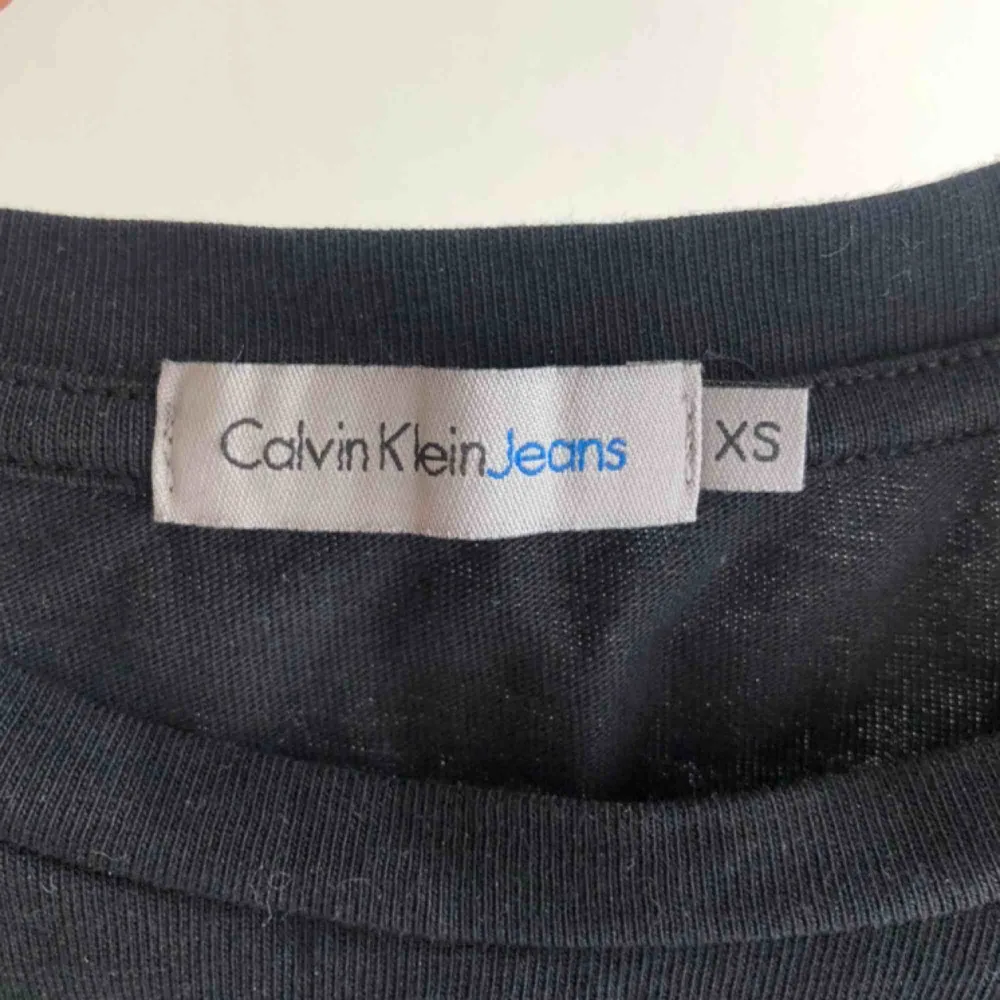 T-shirt från Calvin klein, använd fåtal gånger, säljer då den aldrig kommer till användning. Ev. frakt tillkommer i priset😊. T-shirts.