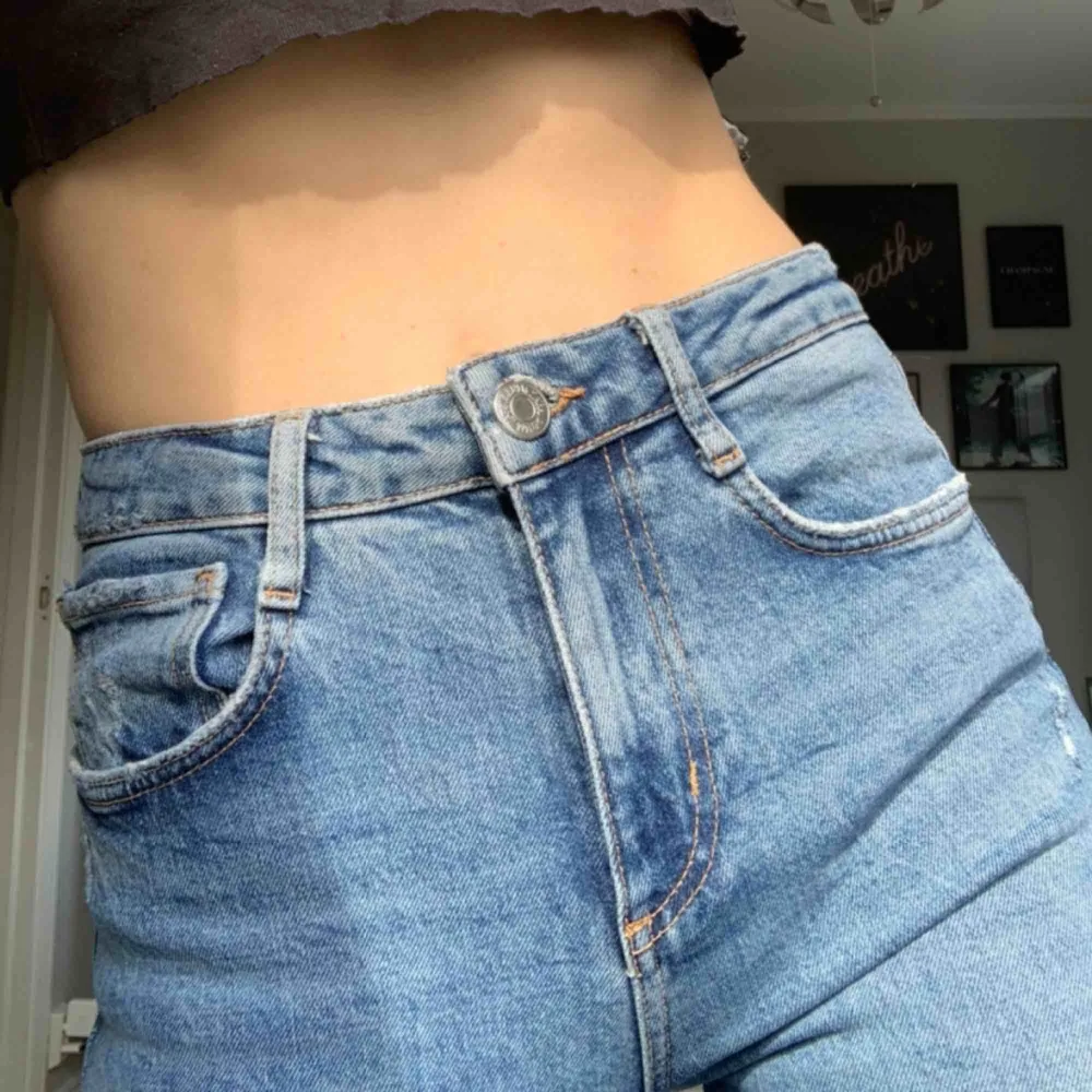 Zara blue pants with rips in the knees. Worn a couple of times. Bought for 600 kr selling for 350kr. Meet up in stockholm or pay for shipping 💞. Jeans & Byxor.
