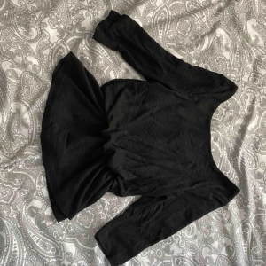  - Peplumtopp från Bikbok med U rygg