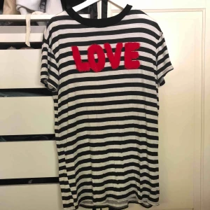  - Skitball t-shirt klänning från pretty Little tving med med texten love i röd fuskpäls. ⚡️ funkar både som klänning och T-shirt! Köparen står för frakten