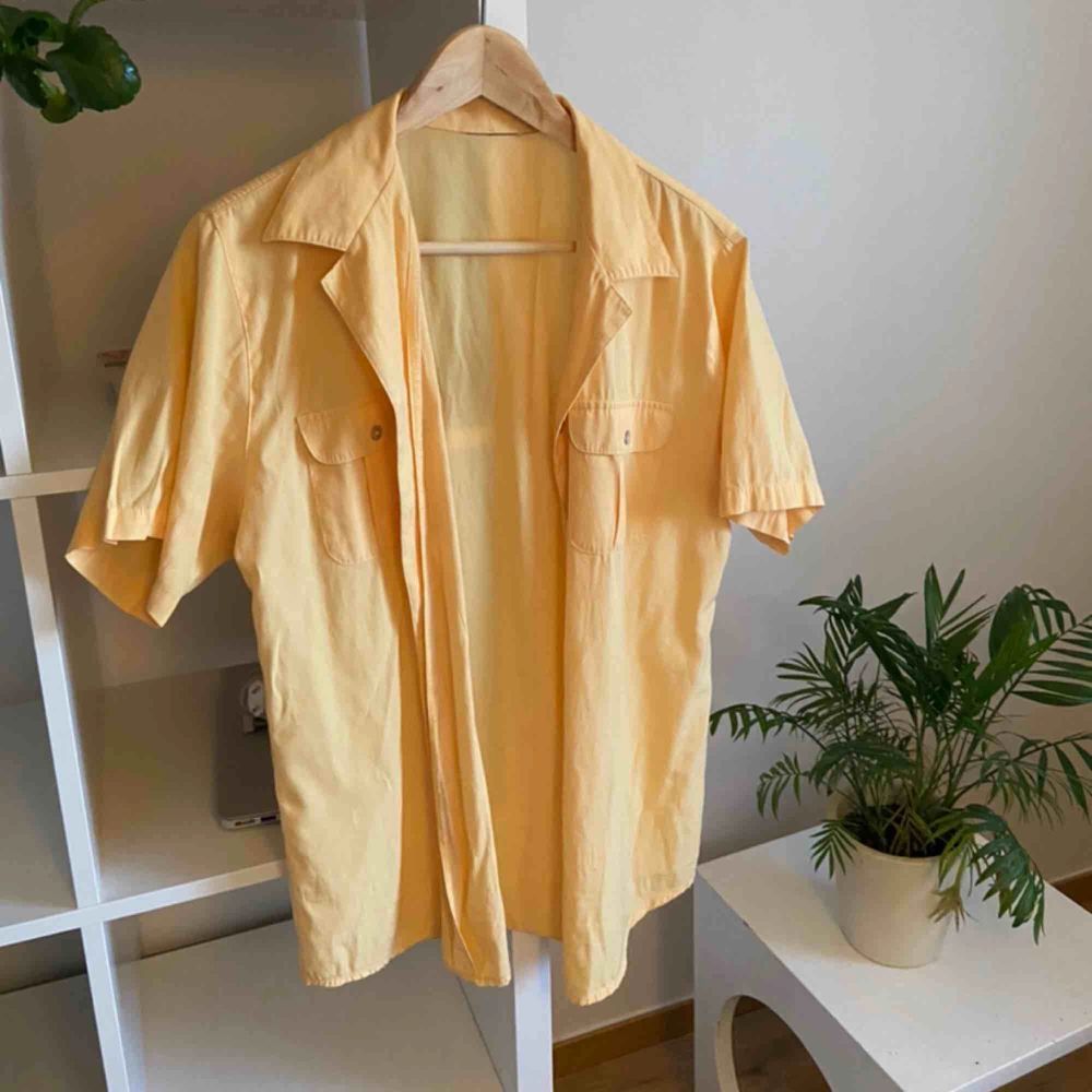 Jättesnygg gul kortärmad skjorta | Plick Second Hand
