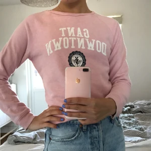 Tröja , Gant - Söt collegetröja i en ljusare rosa