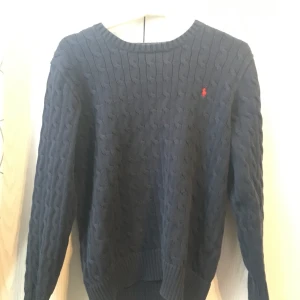Ralph Lauren Tröja  - En fin blå Ralph Lauren tröja för billigt storlek: XL men passar s! Org pris: 1200kr