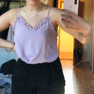  - SÖTASTE linnet/toppen som sitter så fint, storlek S men passar M också!! Superbra skick 👅 skriv för fler bilder, & buda! Färgen är mest som på sista bilden. 