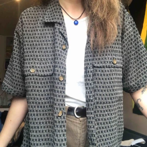  - min balla skjorta letar sig en ny ägare :)))))  tunt å skönt material, najs t sommaren  fint skick! frakt tillkommer 