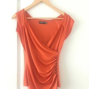 Orange topp - Orange topp i slät och svalkande material 