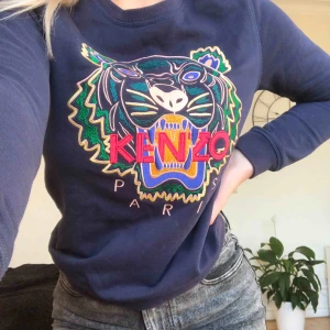  - Marinblå Kenzotröja med det klassiska tigertrycket. Riktigt bra pris för en tröja i så pass gott skick. Köpt på Cenino Donna