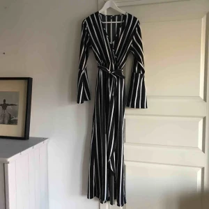  - Sval randig omlottklänning