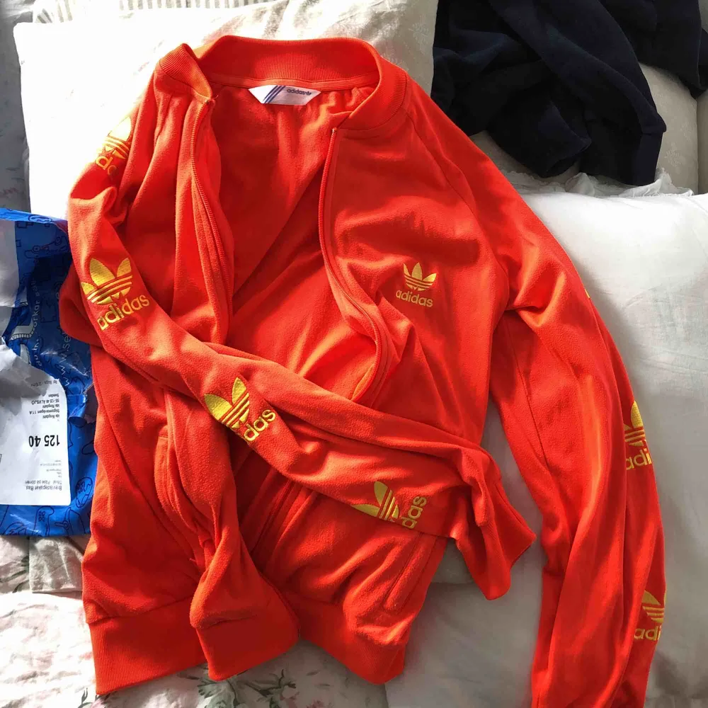 Neon orange tröja från adidas!! Gula detaljer. Skitcool. Lite nopprig annars bra skick. Hoodies.