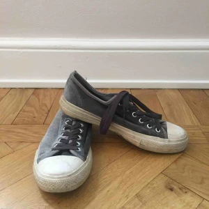  - Blåa sneakers i sammet!🦋