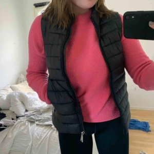  - en populär väst från mango, passar perfekt till våren!! säljs pga kommer inte till användning. frakten inräknad