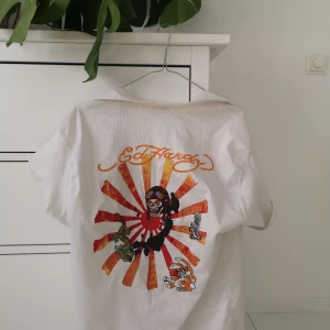 Ed hardy skjorta - Svin cool Ed hardy t-shirt skjorta i xl (liten i storlek). Sitter som M. Snygg att knyta runt midjan! Kan mötas upp i Helsingborg och Lund. Frakt tillkommer 