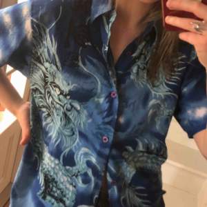 dragon blouse, i’m 164 and delivery is not included 