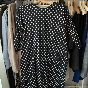  - En prickig knälång klänning från Marimekko med trekvartsärm samt fickor på sidorna. Jättehärlig och fin, men har tyvärr inte kommit till mycket användning för mig! 