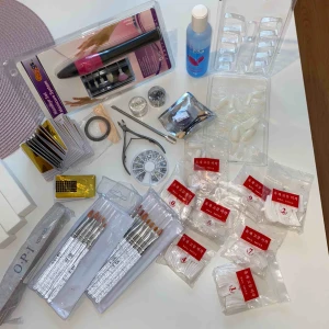  - Nagelkit för dig som vill börja göra naglar hemma 💅🏼 Innehåller: 2 borstpaket, 2 olika slags filar, mallar, tippar, naglar, glitter, elektronisk fil, stenar, verktyg, silver stripes och Clean off solution 🌸 Allt för 300kr 🤩