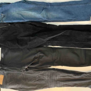  - Fyra par byxor i strl 30/32 som är sprucken, går att laga med nål och tråd för den händige!