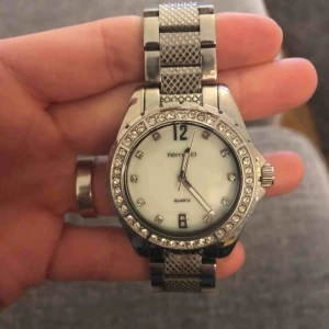  - Damklocka 🌺 Nytt batteri behövs annars funkar den jättebra 56 kr 📬Kan skickas mot fraktkostnad(44 kr)  