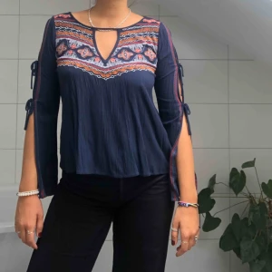  - Sjukt fin långärmad blus som passar perfekt till sommar festivaler! Den är mörkblå med olik mönstrade broderingar. 