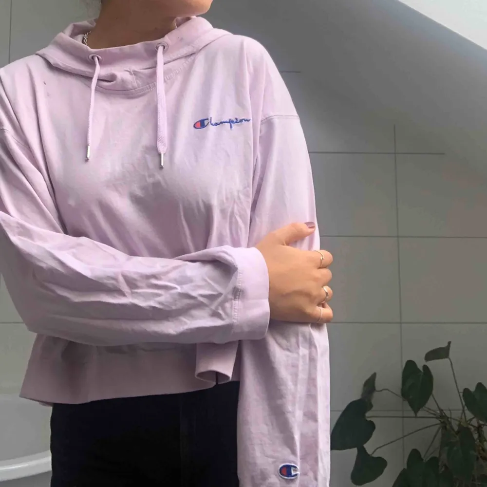 En skitsnygg croppad hoodie från märket Champion. Det är en lila/rosa färg och rätt lös i storleken så passar en m också!. Hoodies.