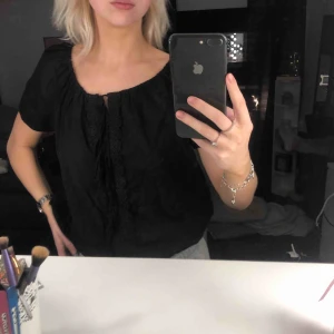  - Superfin svart blus från Ally Bell. Det är väldigt enkelt att ändra storleken på u-ringningen och väldigt fin detalj i mitten av blusen som du ser på bilden