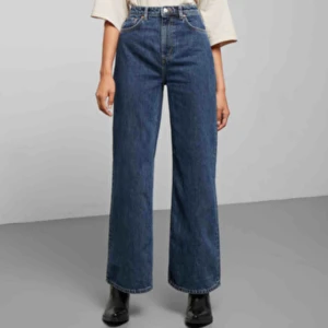  - weekday ace jeans i ohio blue! så gott som i nyskick, tyvärr för korta för mig nuförtiden :( supersnygga till kängor eller sneakers, skriv om du undrar något! 