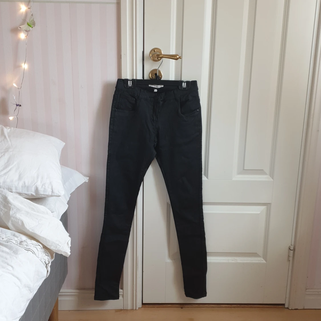 Byxor med läderimitation