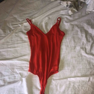  - Säljer denna röda body från Bikbok i storlek XS Köparen står för frakten om du inte bor i Linköping och kan mötas upp 