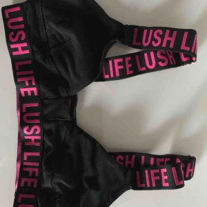  - Två jättefina braletter i strl Small från H&M. Den rosa-svarta med text är från H&M Zara Larssons kollektion. En för 50 kr, två för 70 kr.