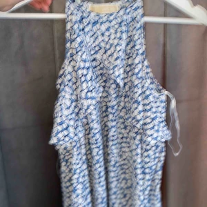  - Blå och vit off shoulder blus med vita detaljer. Använd några gånger men fortfarande i ett väldigt fint skick. Fungerar superbra till olika tillfällen.