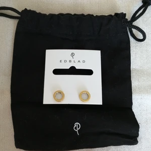 Edblad örhängen - NYA - Nya Edblad örhängen i Monaco Studs Gold, ordinarie pris:299 kr.                                                                          "DIAMETER 12 MM. KUBISK ZIRKONIA, BLANK 14K GULDPLÄTERING PÅ ROSTFRITT STÅL. NICKELSÄKERT." (Frakt 13kr)