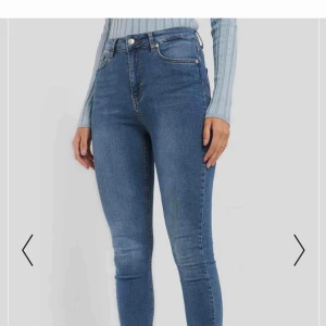  - Oanvända jeans. Ordinarie pris 399