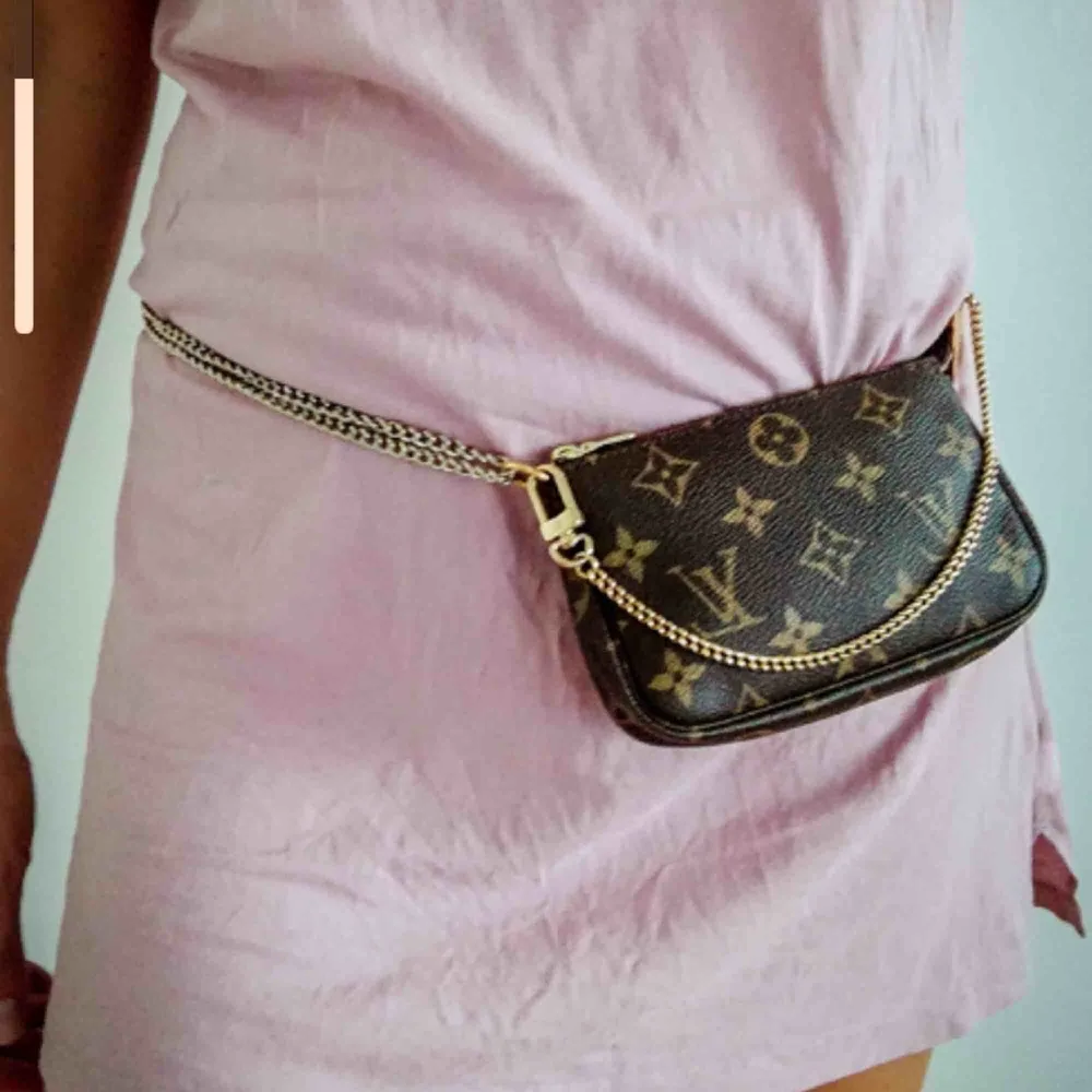 Louis Vuitton pochette mini slutsåld konstant! vintage. inga tillbehör förutom omärkt kedja så väskan kan bäras som midjeväska + originalkedja. inget kvitto. väskan givetvis äkra se bilder   skickas spårbart 63 kr du står för frakten . Accessoarer.