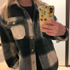  - Supertrendig grönvit jacka/skjorta.  