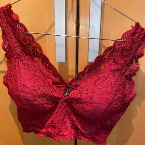 - Vinröd spets bralette. Aldrig använd. Frakt 30kr