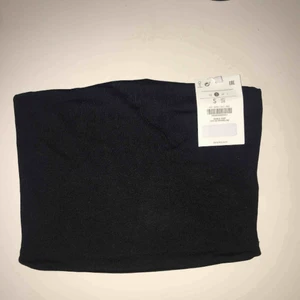  - Svart bandeutopp från Bershka i strl S🖤 Stretchigt och skönt material (!!) Helt oanvänd med prislapp kvar, säljer den för att den var för liten för mig. Köparen står för frakten