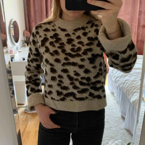  - Snygg och skön tröja som endast är använd ca 3 ggr. Köptes ganska nyligen på hm för 299 kr😊