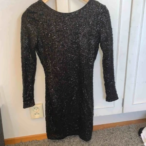  - Säljer en superfin svart klänning med paljetter och en lowcut rygg, använd en gång vid nyår. Säljes då den bara tar plats för mig. Kan skickas. Storlek S/36