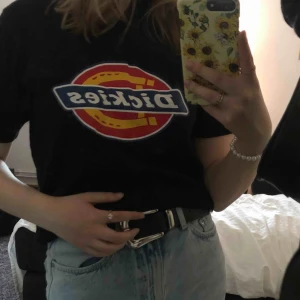  - svart t-shirt i bra skick från Dickies, används tyvärr inte längre av mig. kan fraktas mot en extra kostnad 🌻